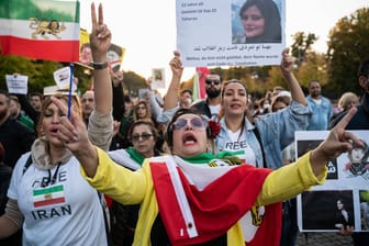 Solidaritätsdemonstration in Berlin am Samstag: Aus dem Iran selbst dringen kaum Bilder der Proteste.