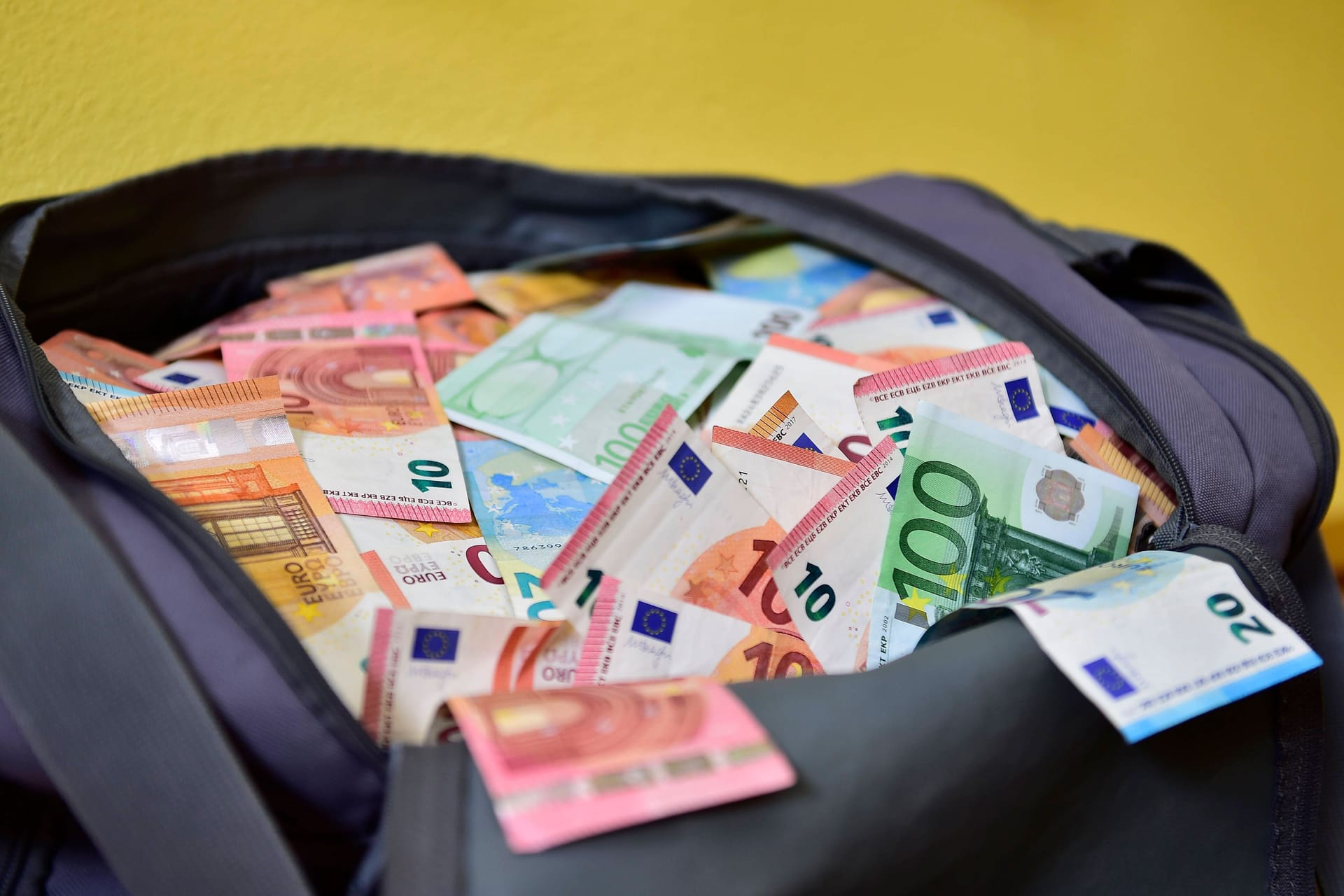 Tasche mit Bargeld (Symbolbild): Die Herkunft konnte der Mann nicht schlüssig erklären.