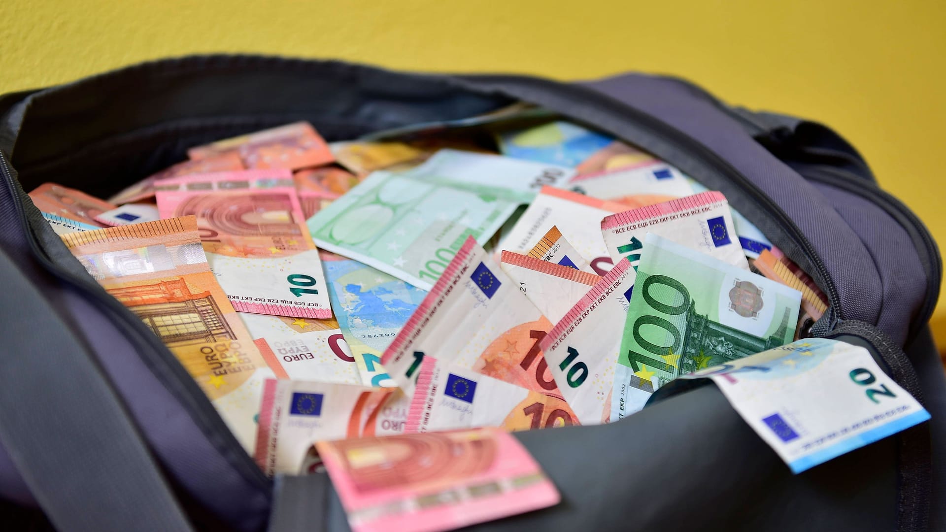 Tasche mit Bargeld (Symbolbild): Die Herkunft konnte der Mann nicht schlüssig erklären.