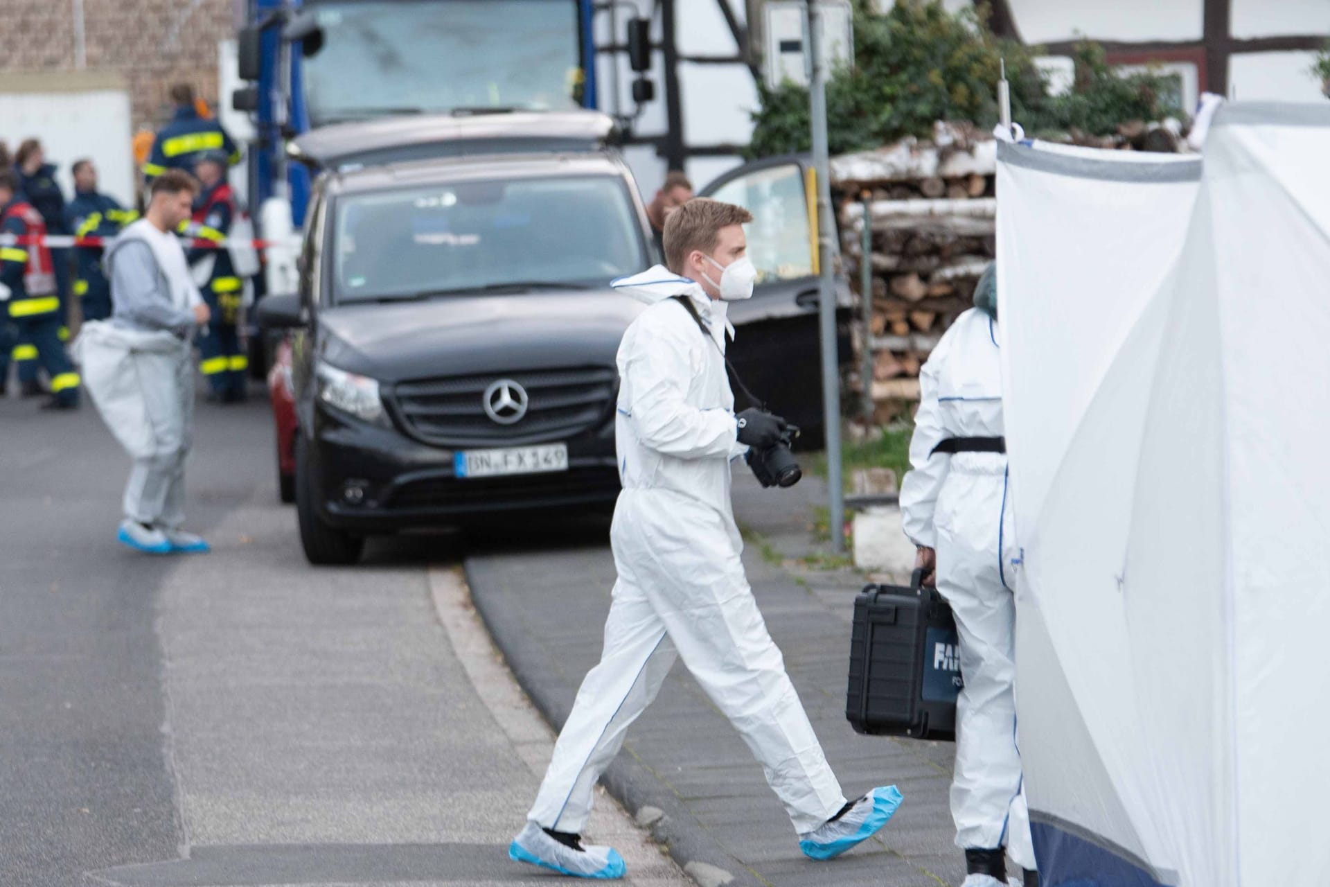 Polizisten der Spurensicherung beim Einsatz: In Zülpich wurde ein Mann von Einsatzkräften erschossen.