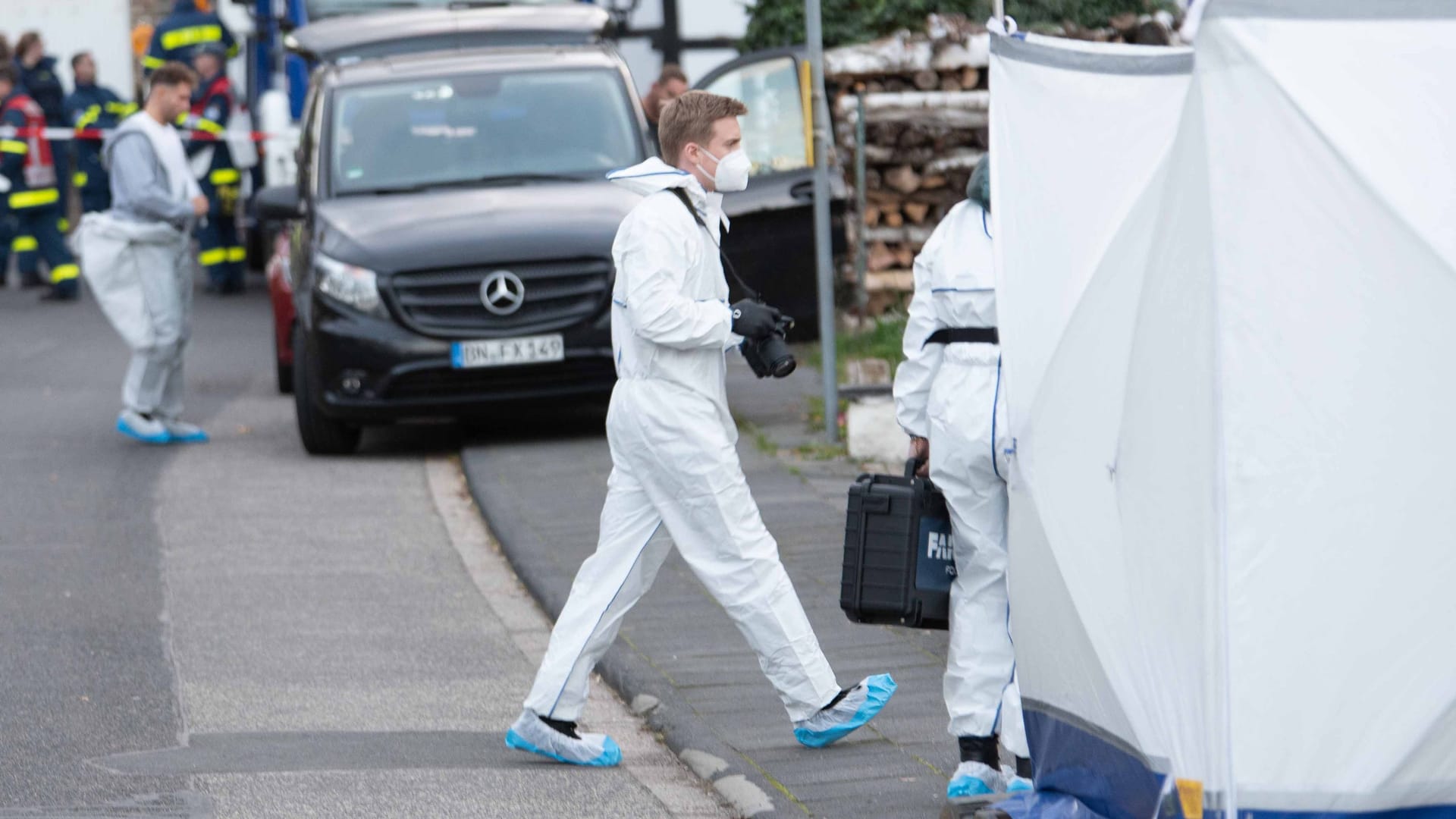 Polizisten der Spurensicherung beim Einsatz: In Zülpich wurde ein Mann von Einsatzkräften erschossen.