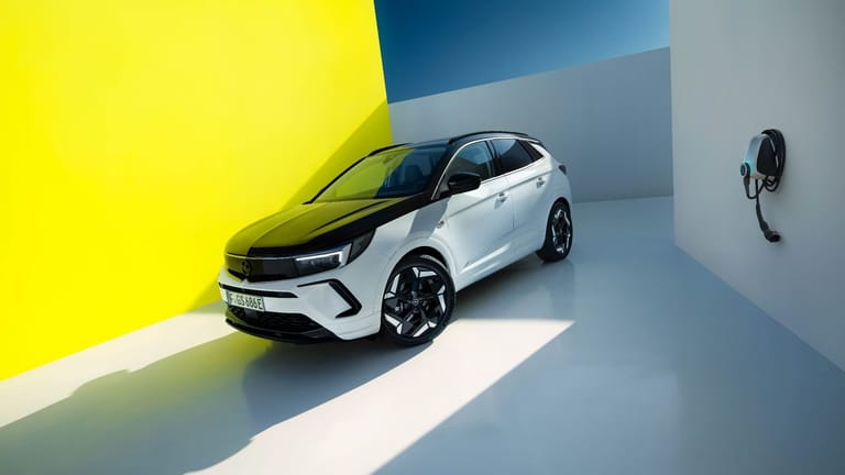 Sportler mit Stecker: Der Opel Grandland GSe gibt sich als dynamisches SUV mit Plug-in-Hybrid und kann zudem bis zu 65 Kilometer rein elektrisch fahren.