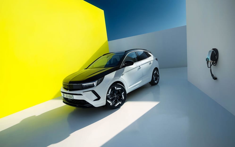 Sportler mit Stecker: Der Opel Grandland GSe gibt sich als dynamisches SUV mit Plug-in-Hybrid und kann zudem bis zu 65 Kilometer rein elektrisch fahren.
