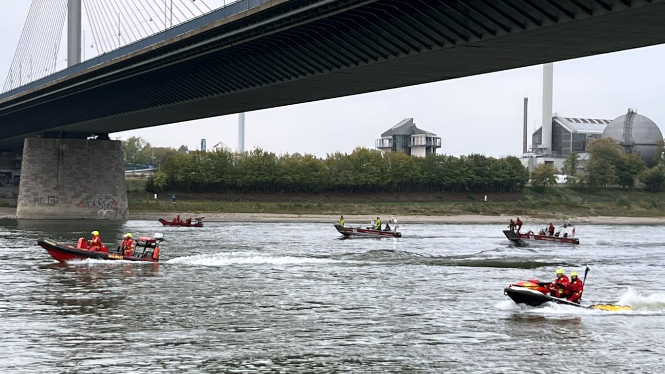 Rettungsboote der Feuerwehr unter der Kennedybrücke in Bonn: Die Suche wurde abgebrochen.