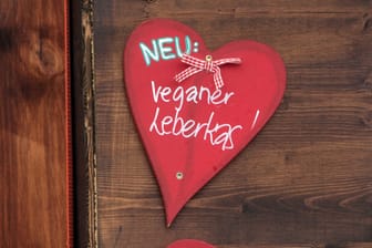 Ein Schild aus dem Oktoberfest kündigt veganen Leberkäse an (Archivbild): Für einige geht das nicht weit genug.