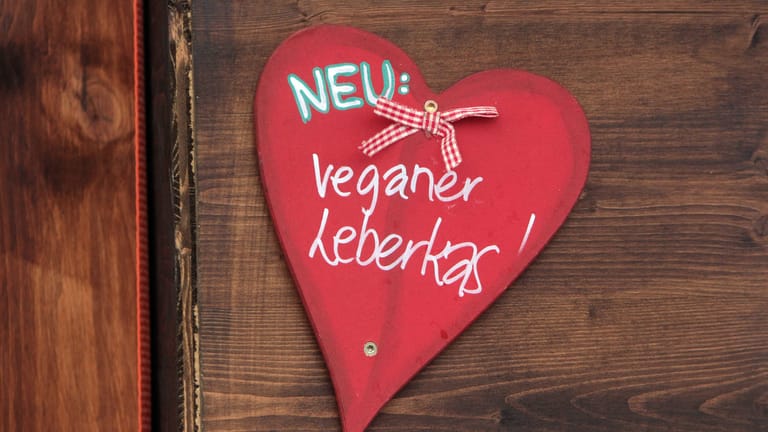 Ein Schild aus dem Oktoberfest kündigt veganen Leberkäse an (Archivbild): Für einige geht das nicht weit genug.