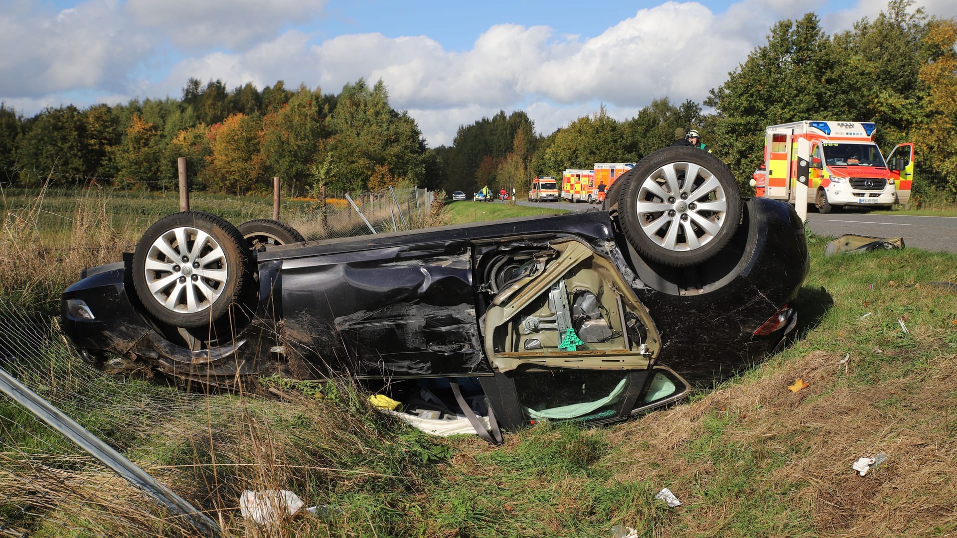 Das Auto liegt an der Unfallstelle bei Hamburg auf dem Dach: Es entstand ein hoher fünfstelliger Sachschaden. Das Auto liegt an der Unfallstelle bei Hamburg auf dem Dach: Es entstand ein hoher fünfstelliger Sachschaden.