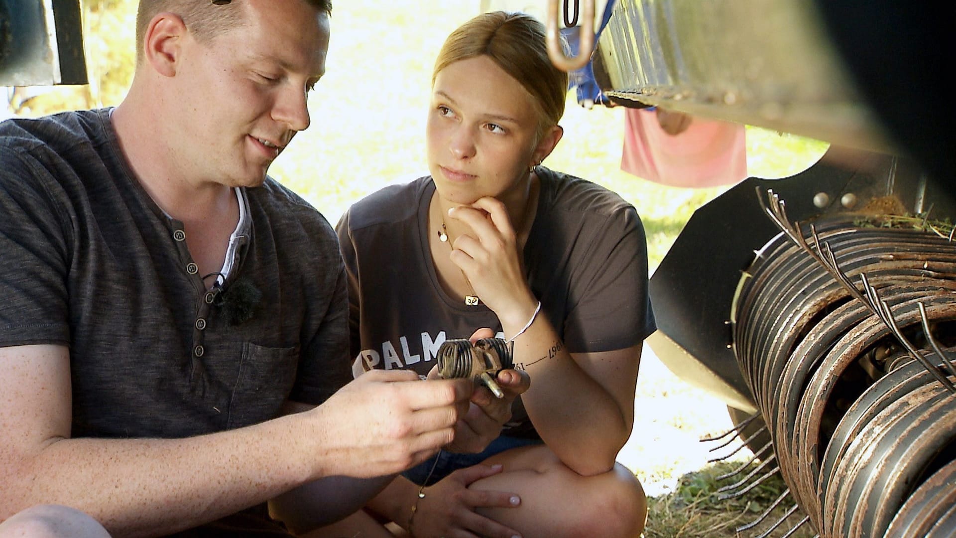 Neues Traumpaar? Hand in Hand reparieren Anna und Jungbauer Max aus Rheinland-Pfalz den Heuwender.