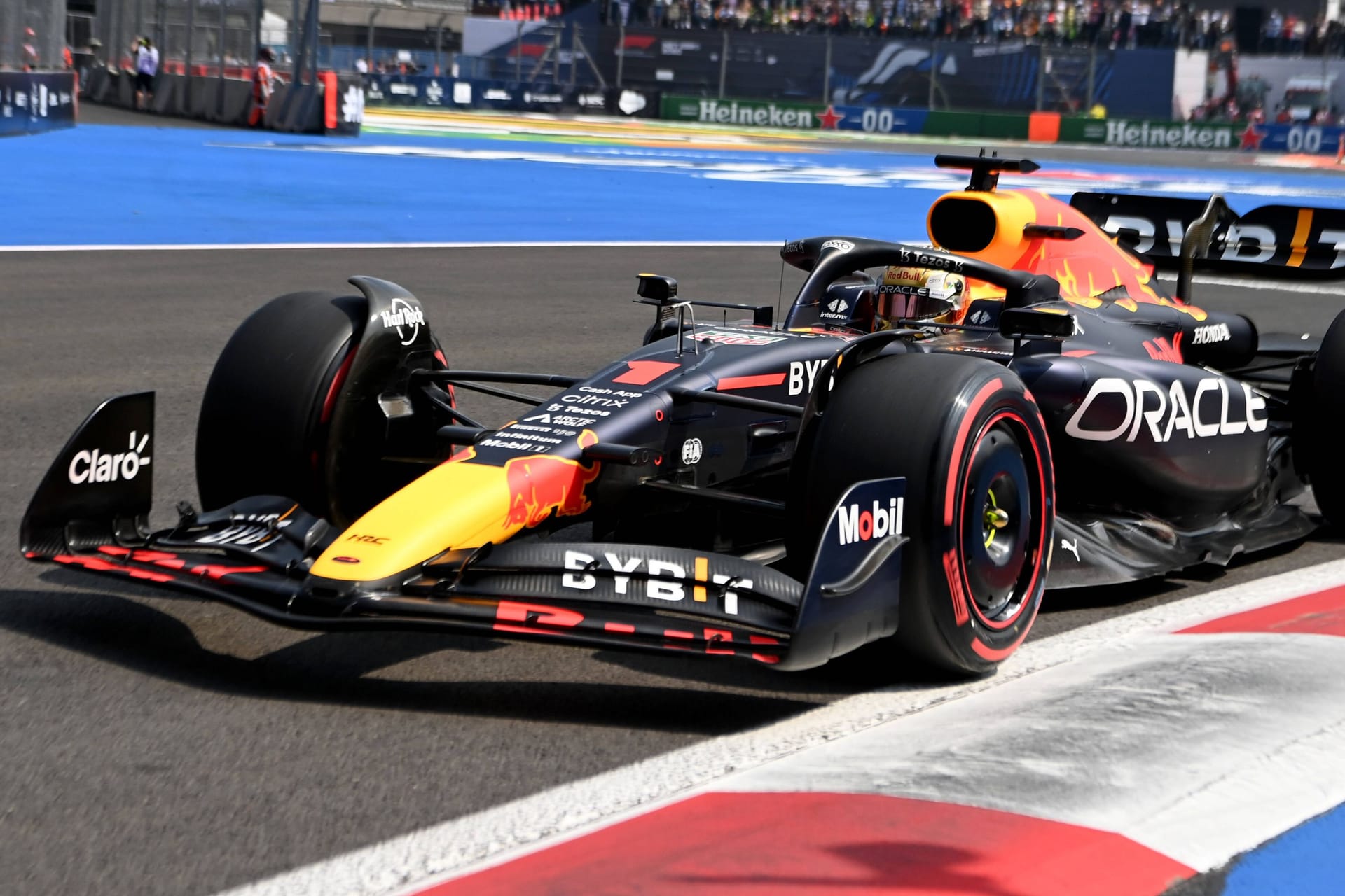 Vorneweg: Max Verstappen auf der Strecke in Mexiko-City.