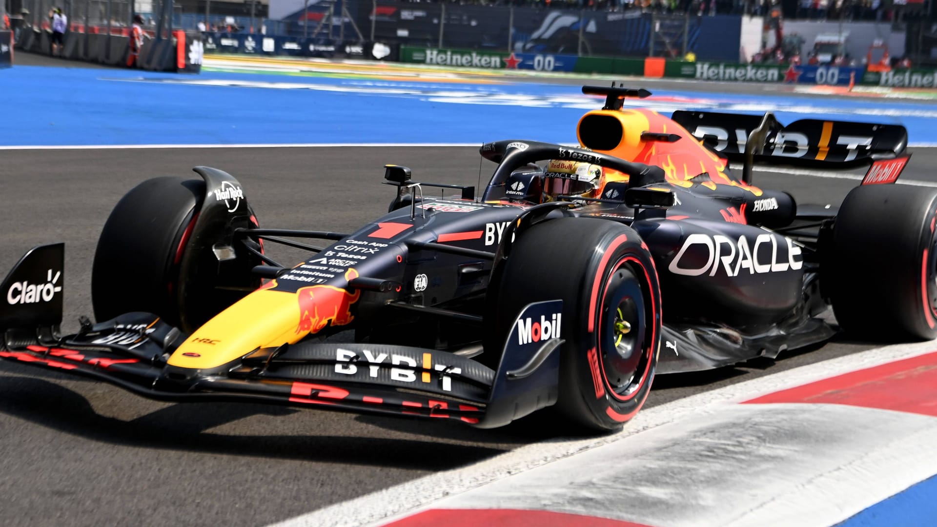 Vorneweg: Max Verstappen auf der Strecke in Mexiko-City.