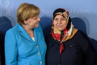 Die ehemalige Bundeskanzlerin Merkel mit Mevlüde Genç (Archivbild): 2018 hatte das Land NRW die nach ihr benannte Medaille gestiftet.