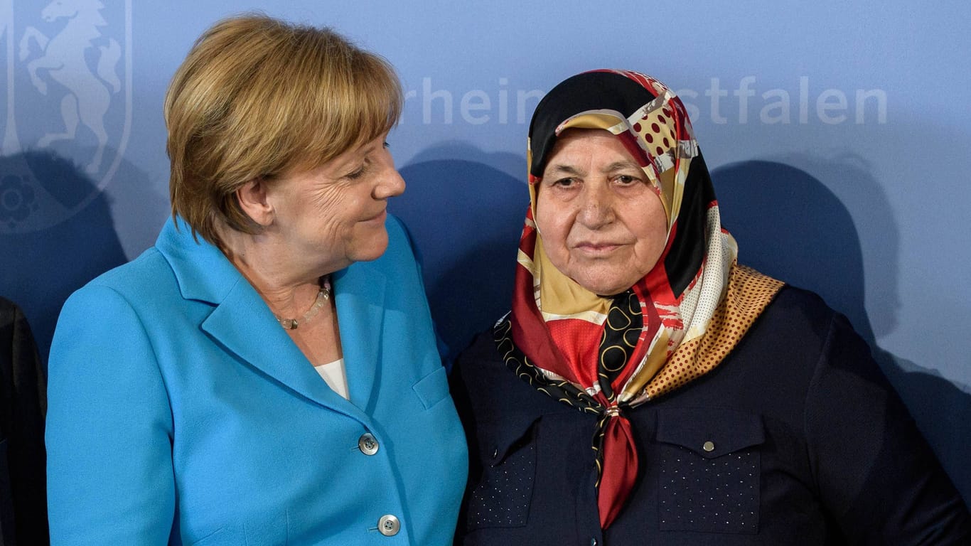 Die ehemalige Bundeskanzlerin Merkel mit Mevlüde Genç (Archivbild): 2018 hatte das Land NRW die nach ihr benannte Medaille gestiftet.