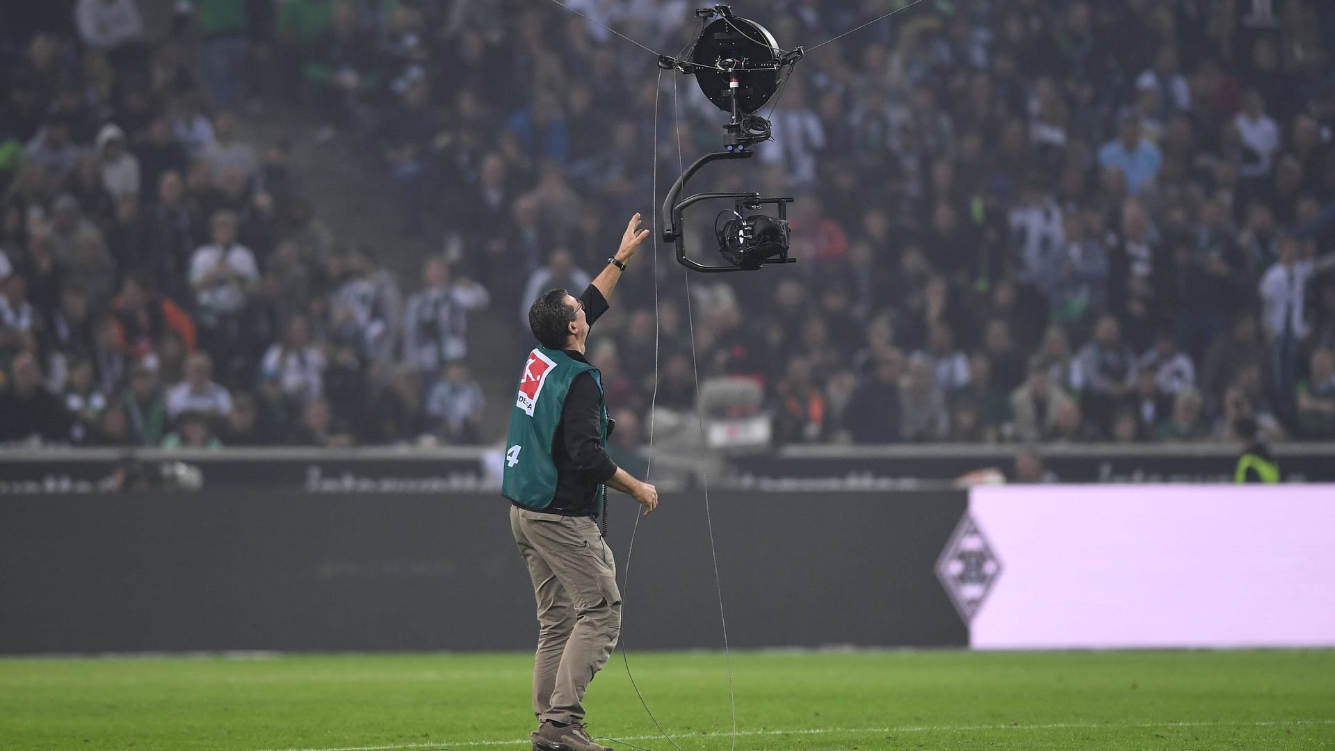 Problemkamera: Techniker Uwe Philippi kümmert sich um die Spidercam im Spiel in Gladbach.