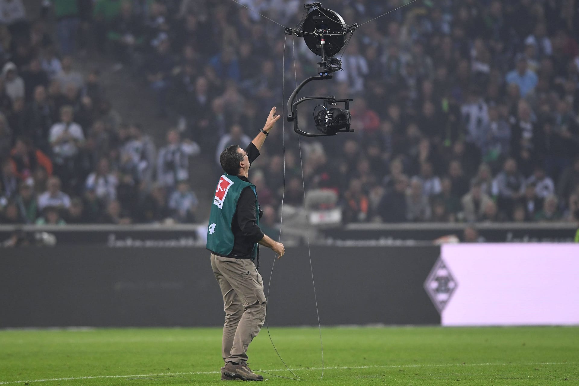 Problemkamera: Techniker Uwe Philippi kümmert sich um die Spidercam im Spiel in Gladbach.