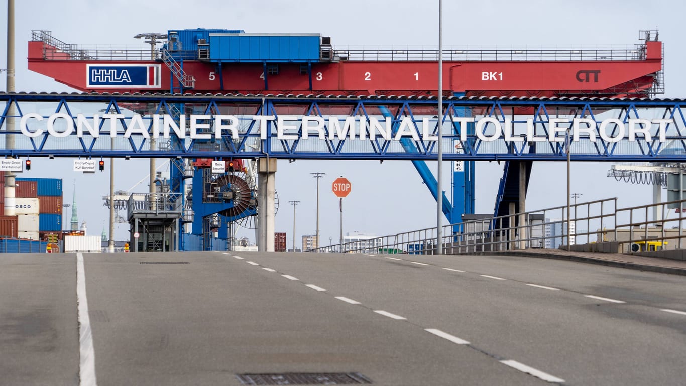 Das Containerterminal der HHLA im Hamburger Hafen: Hier will eine chinesische Staatsreederei einsteigen.