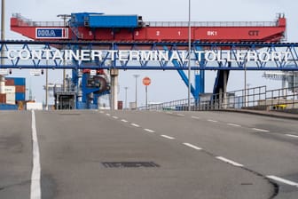 Das Containerterminal der HHLA im Hamburger Hafen: Hier will eine chinesische Staatsreederei einsteigen.