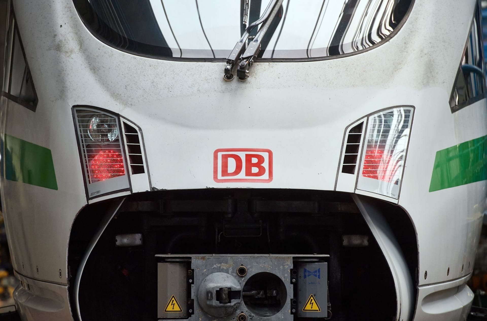 Das Logo der Deutschen Bahn ist auf der Front eines ICE zu sehen.