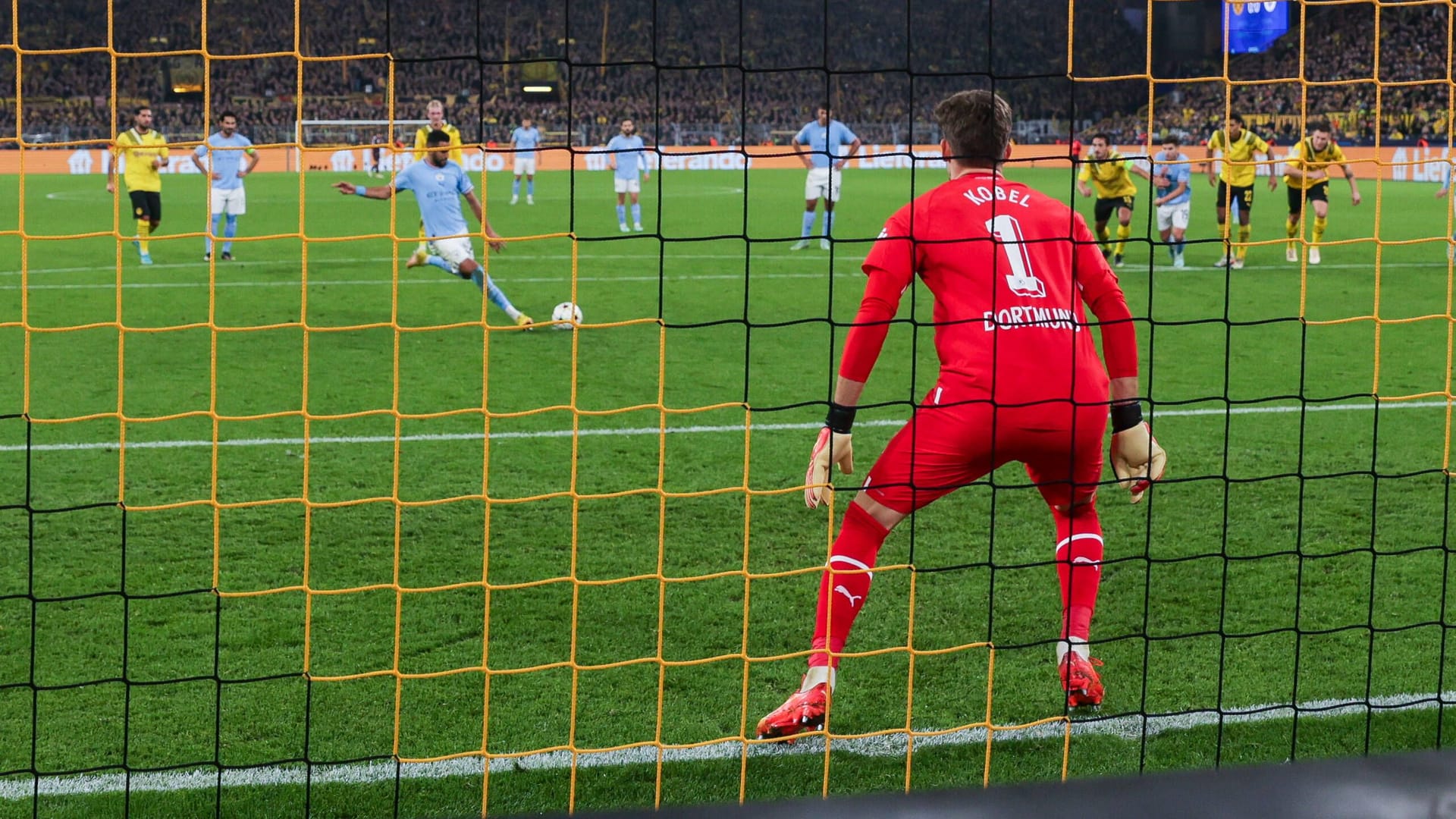 Champions League: Kobel hält den Elfmeter gegen Mahrez.