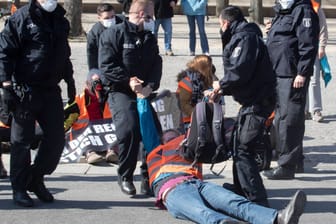 Ein Aktivist der "Letzten Generation": Die Polizei muss immer wieder zu Aktionen der Gruppe in und um Berlin ausrücken.