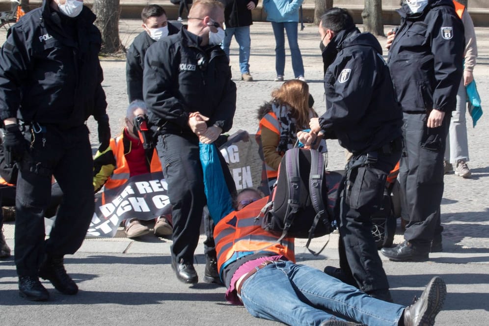 Ein Aktivist der "Letzten Generation": Die Polizei muss immer wieder zu Aktionen der Gruppe in und um Berlin ausrücken.
