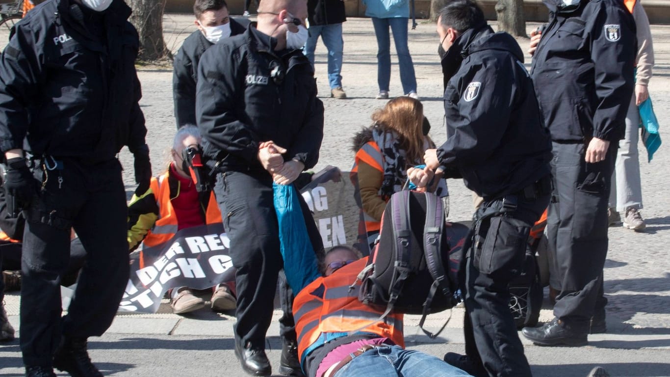 Ein Aktivist der "Letzten Generation": Die Polizei muss immer wieder zu Aktionen der Gruppe in und um Berlin ausrücken.