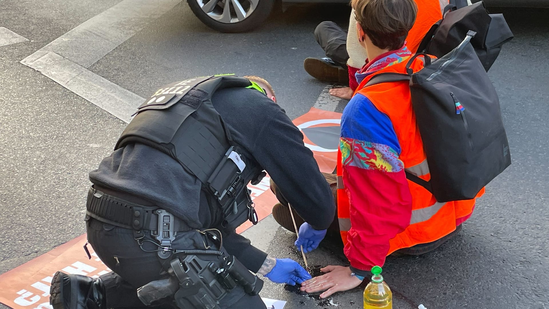 Protest an der Torstraße: Die Aktivisten klebten sich an der Straße fest.