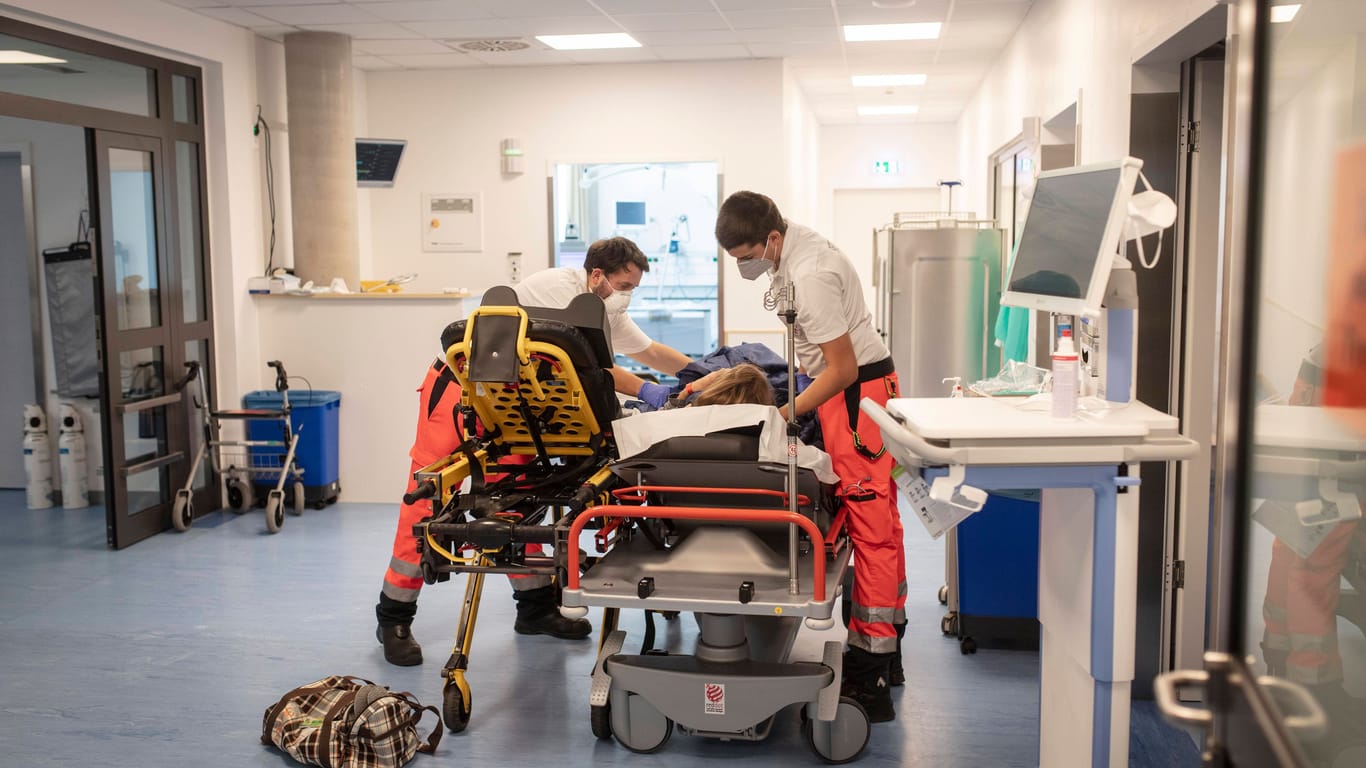 Notaufnahme in einem Krankenhaus in Bayern: Nach Corona trifft die Kliniken die nächste Krise hart.