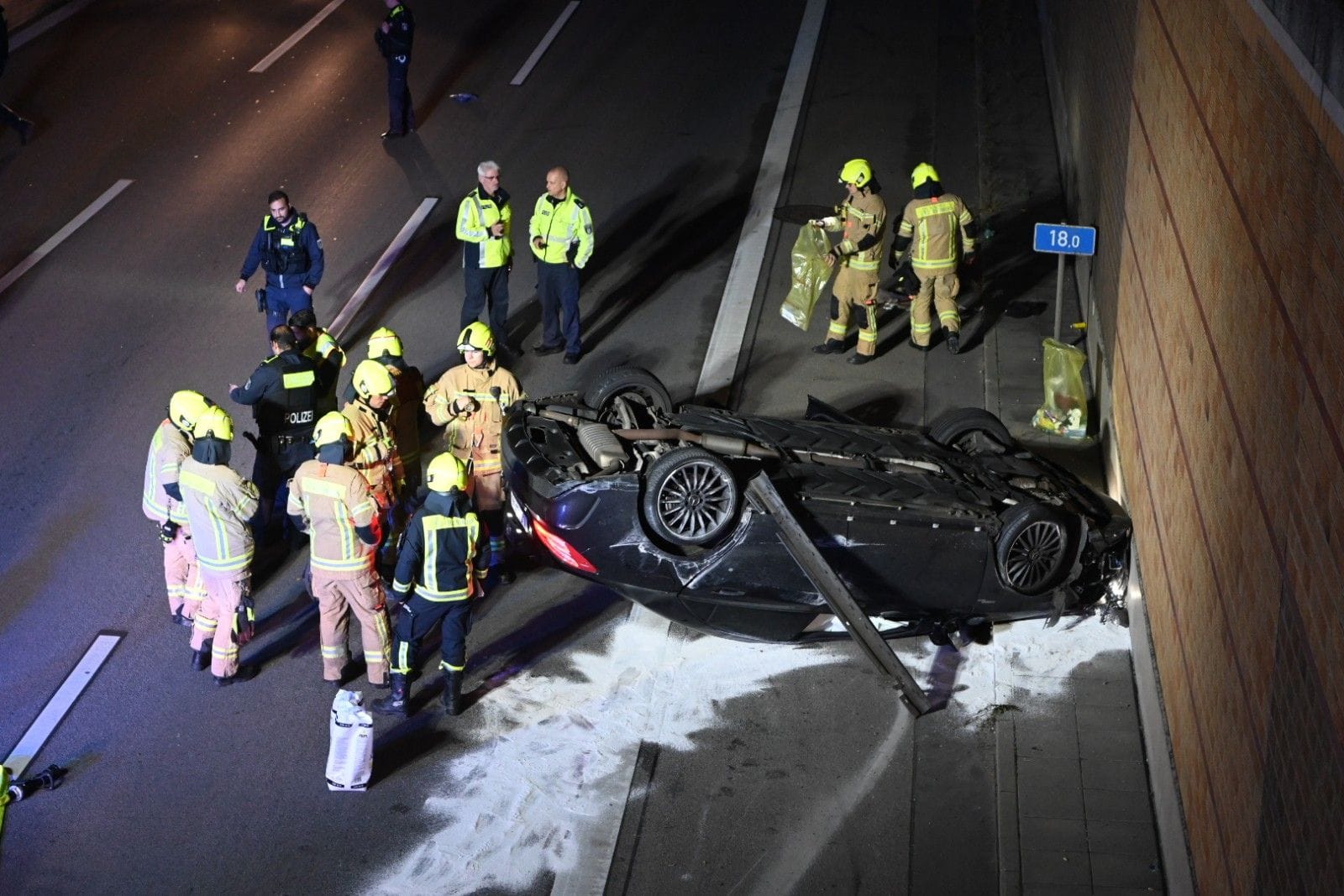 Einsatzkräfte am Unfallort: Der Wagen überschlug sich aus noch unbekannten Gründen.