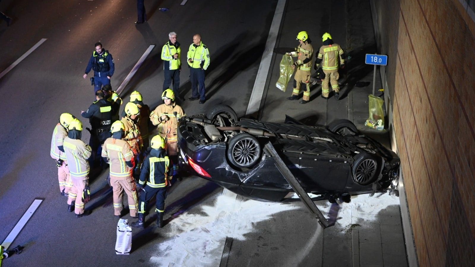 Einsatzkräfte am Unfallort: Der Wagen überschlug sich aus noch unbekannten Gründen.