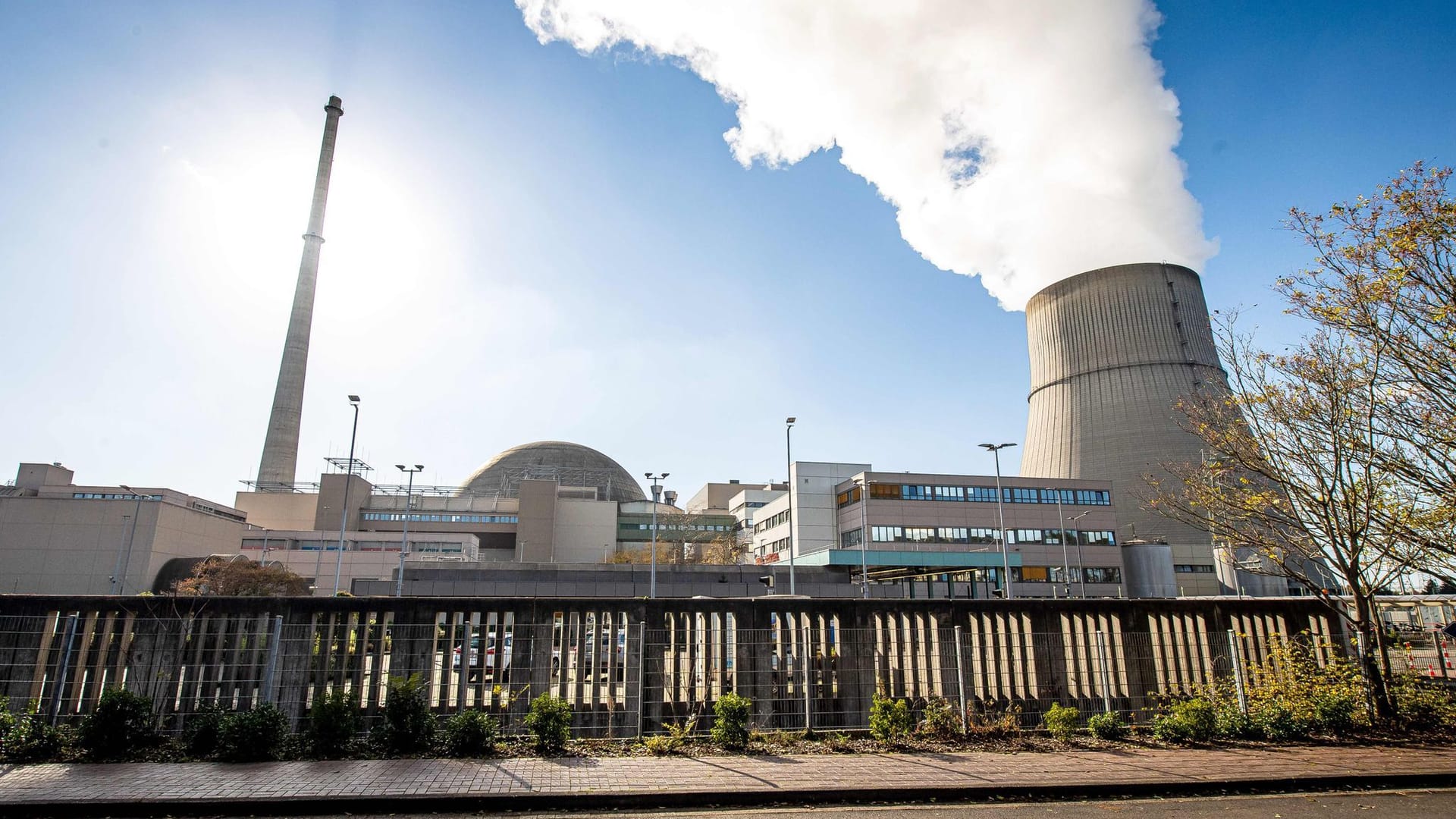 Das Kernkraftwerk Emsland in der Nähe von Lingen (Archivbild): Eigentlich hätte das AKW zum Jahresende vom Netz gehen sollen.