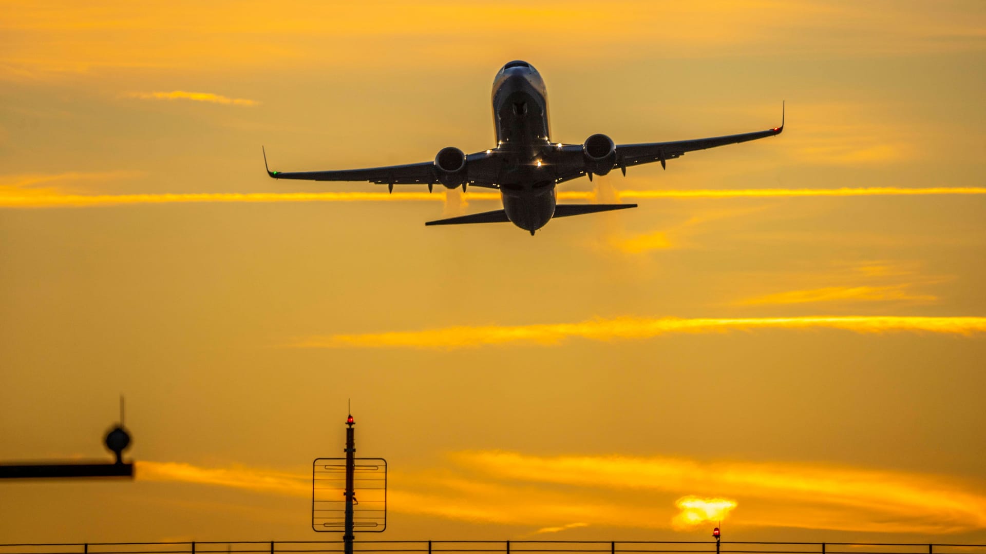 Flieger am Flughafen Düsseldorf (Symbolfoto): Die Piloten zweier Maschinen, die hier landen sollten, wurden auf dem Weg geblendet. Flieger am Flughafen Düsseldorf (Symbolfoto): Die Piloten zweier Maschinen, die hier landen sollten, wurden auf dem Weg geblendet.