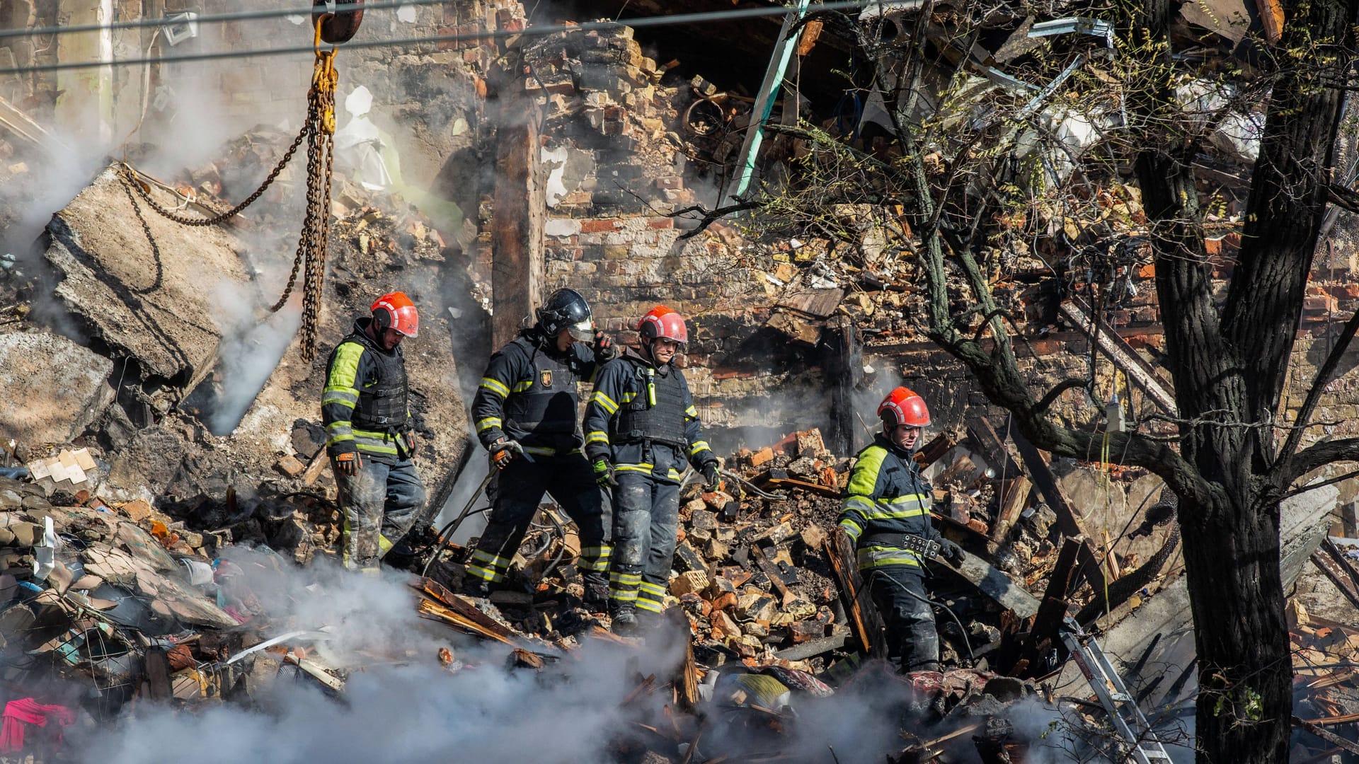 Einsatz nach Drohnenangriff in Kiew: Russland setzt bei Attacken auf zivile Infrastruktur offenbar verstärkt auf iranische Kamikaze-Drohnen.