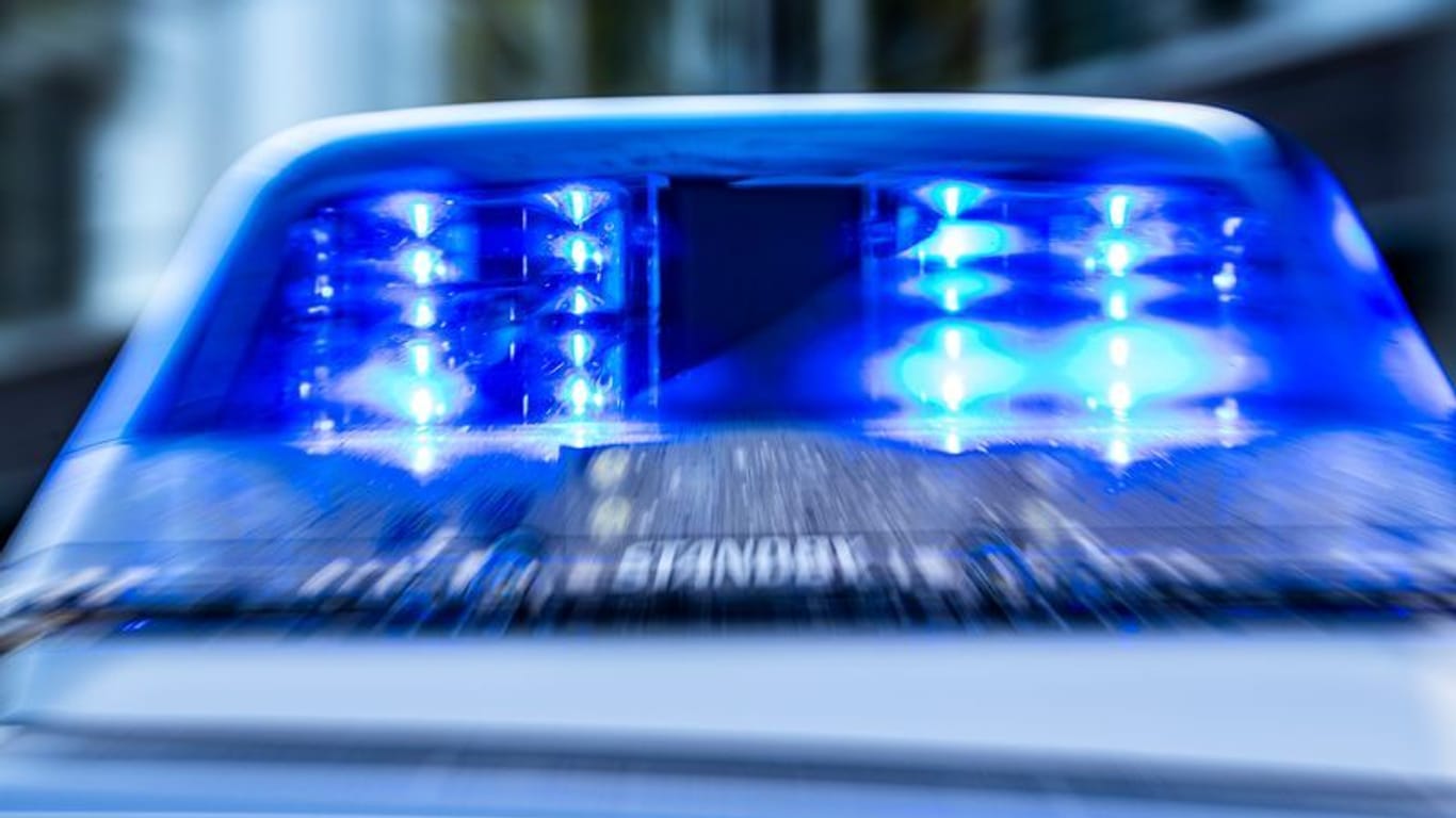 Ein Blaulicht leuchtet auf dem Dach eines Polizeiwagens (Symbolfoto): Nach zwei weiteren Tätern wird gefahndet.