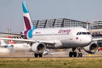 Ein Flugzeug von Eurowings (Symbolbild): Jeder zweite Flug der Fluggesellschaft soll ausfallen.