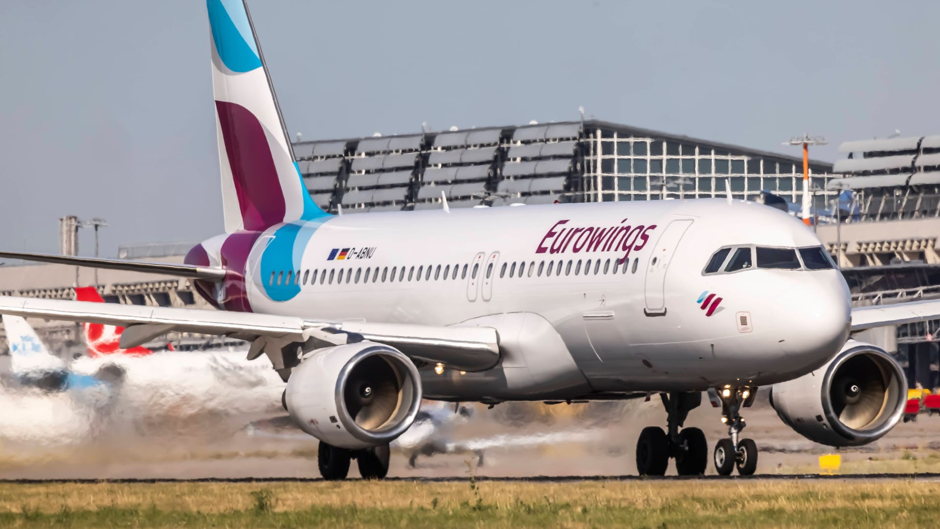 Ein Flugzeug von Eurowings (Symbolbild): Jeder zweite Flug der Fluggesellschaft soll ausfallen.