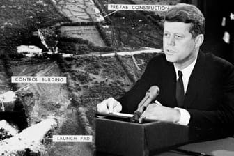 John F. Kennedy präsentiert Luftbilder aus Kuba (Archivbild): Die geplante Stationierung von sowjetischen Atomraketen in dem Inselstaat löste die Kubakrise aus.