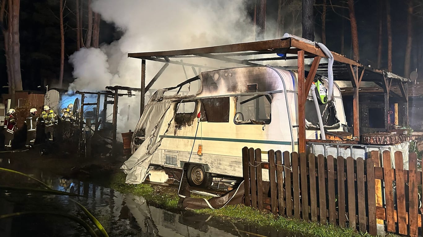 Mehrere Wohnwagen stehen in Flammen: Ein Mann starb nach einer Explosion auf einem Campingplatz.