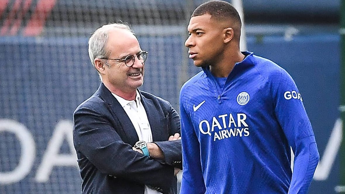 Luis Campos (l.) und Kylian Mbappé: Der Weltstar will PSG wohl verlassen, der Sportdirektor des Klubs äußerte sich.