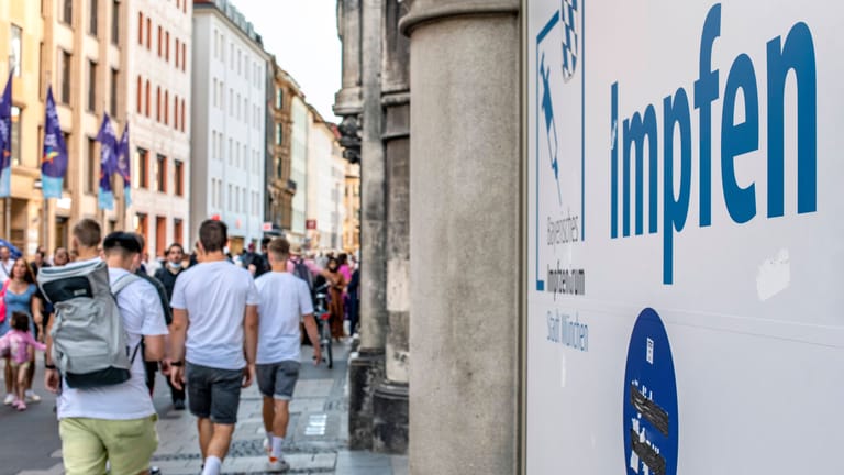 Ein Werbeschild für ein Impfzentrum am Marienplatz in München (Archivbild): Die Impfzentren will sich Bayern ab 2023 nicht mehr leisten.