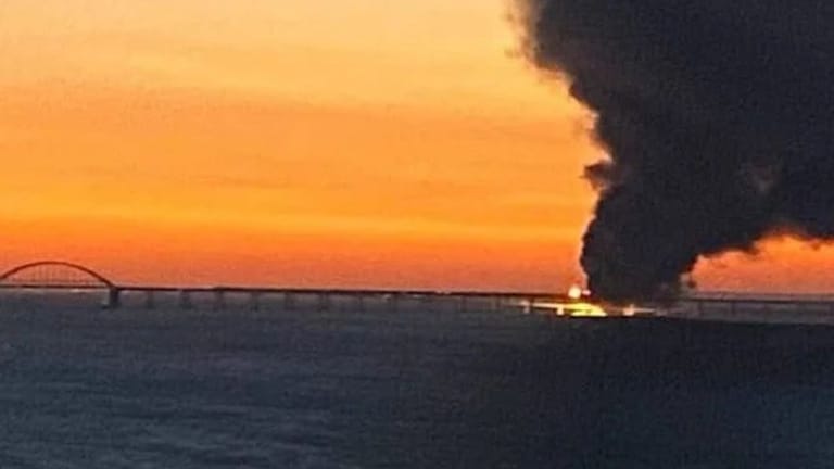 Dieses Bild soll den Brand auf der Krim-Brücke zeigen: Geteilt wurde es von einem ukrainischen Medium.