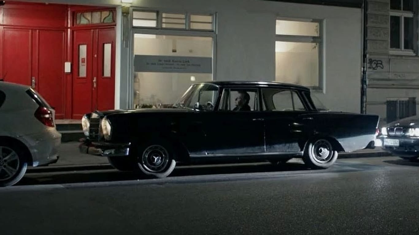 Jan Fedder in seinem Mercedes 220 SEB: Er fuhr den Wagen nicht nur im privat, sondern auch in der Sendung "Großstadtrevier".