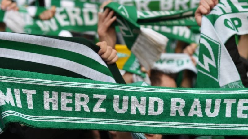 Werder-Fans singen vor Spielbeginn die Vereinshymne (Archivbild): Klub-Verantwortliche wollen sich mit dem Gesundsamt beraten. Werder-Fans singen vor Spielbeginn die Vereinshymne (Archivbild): Klub-Verantwortliche wollen sich mit dem Gesundsamt beraten.
