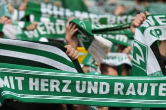 Werder-Fans singen vor Spielbeginn die Vereinshymne (Archivbild): Klub-Verantwortliche wollen sich mit dem Gesundsamt beraten.