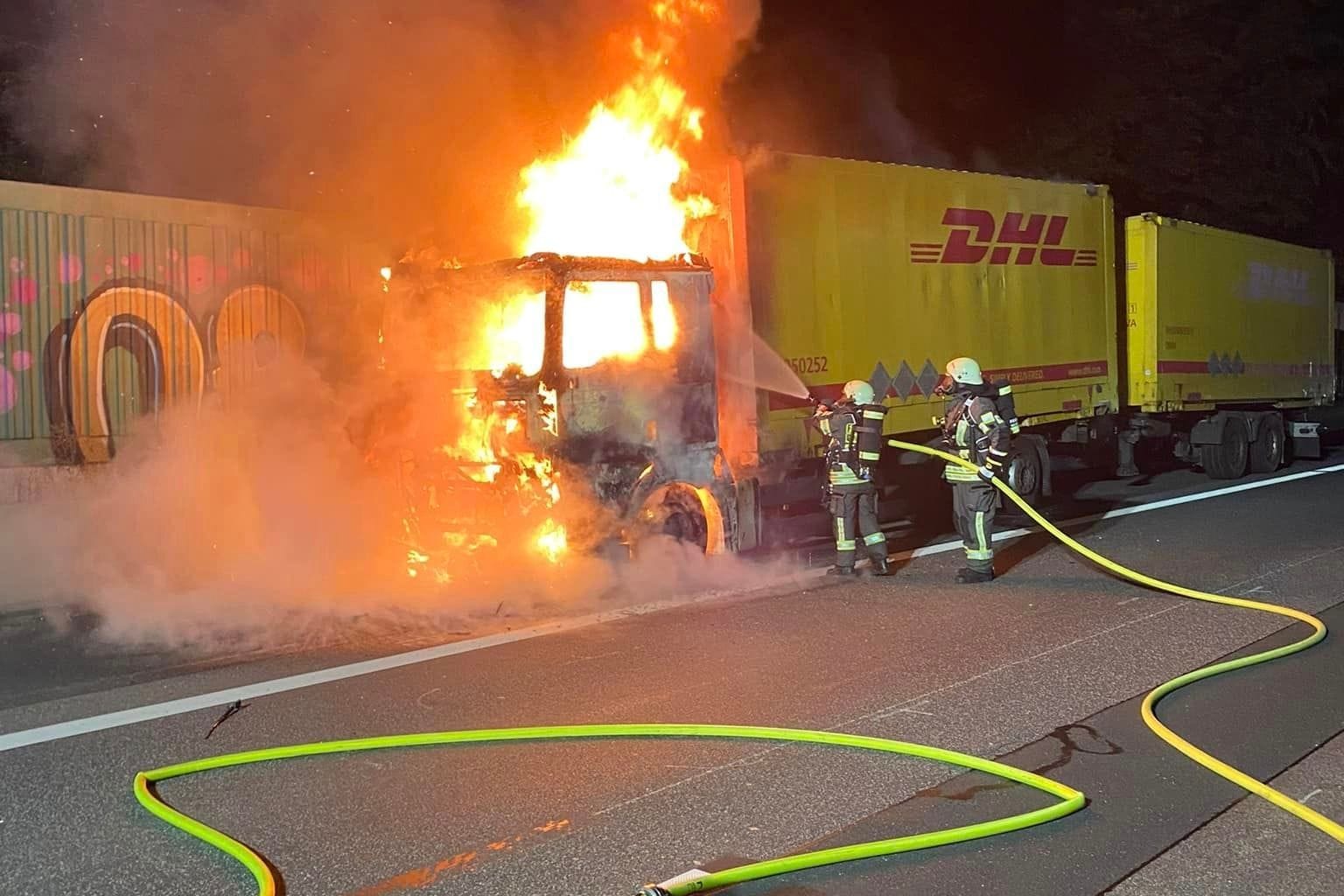 Die Feuerwehr kämpfte stundenlang gegen die Flammen an.