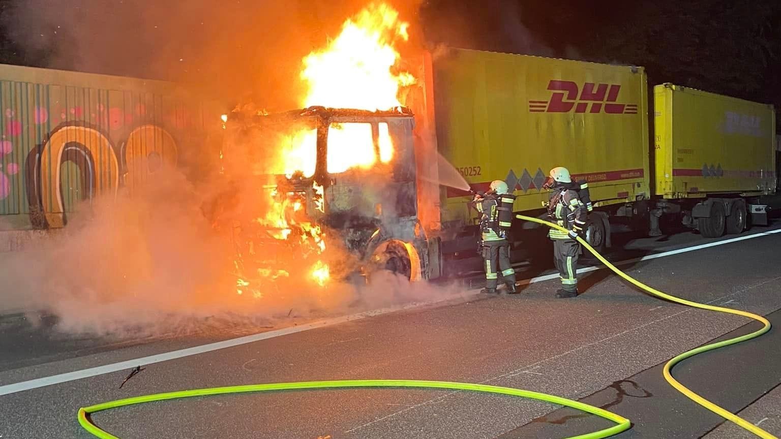 Die Feuerwehr kämpfte stundenlang gegen die Flammen an.