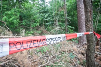 Eine Polizeiabsperrung in einem Wald (Symbolbild): Dem einen Mann konnte bisher keine unzweifelhafte Tötungsabsicht nachgewiesen werden.