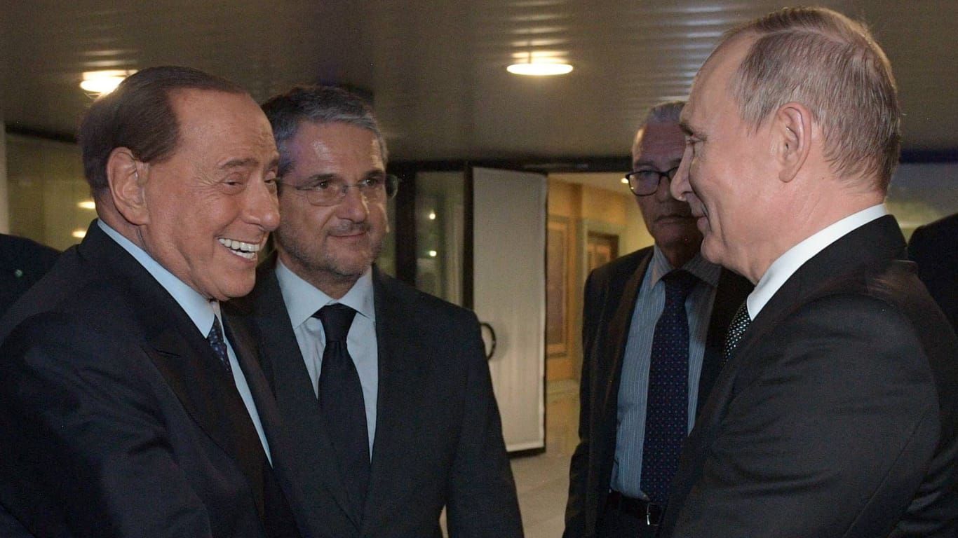 Silvio Berlusconi und Wladimir Putin (Archivbild): Der Kremlchef soll dem Ex-Ministerpräsidenten Wodka geschickt haben.