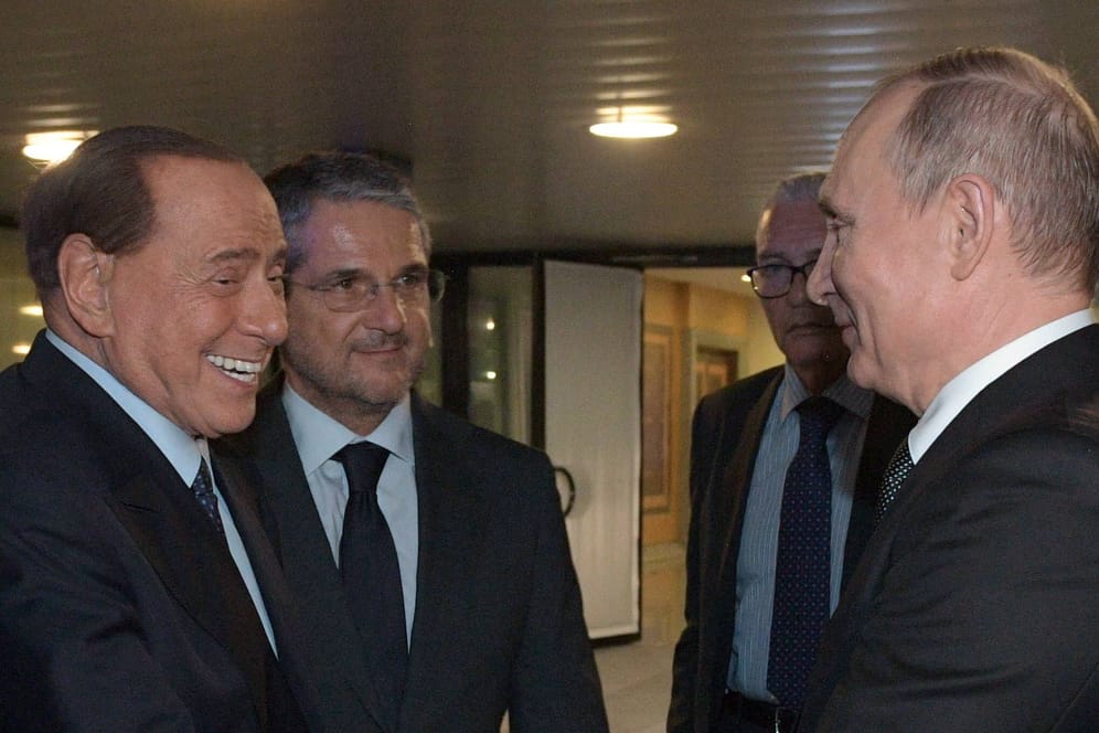 Silvio Berlusconi und Wladimir Putin (Archivbild): Der Kremlchef soll dem Ex-Ministerpräsidenten Wodka geschickt haben.
