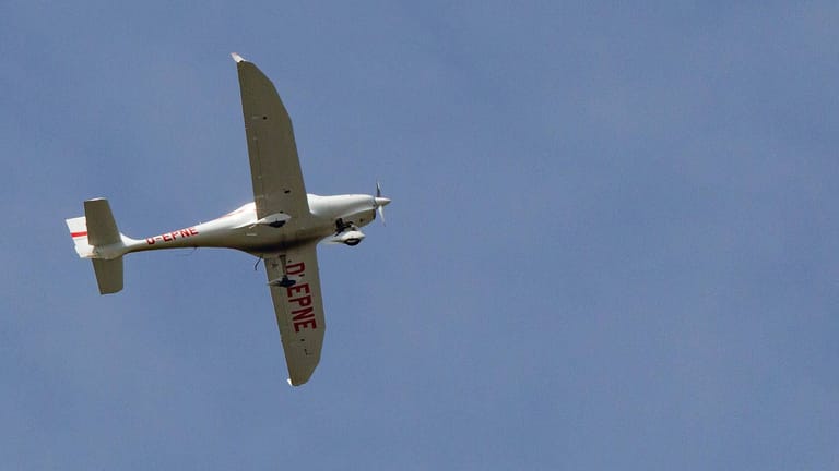 Kleinflugzeug (Symbolbild): Im Odenwald ist ein Mann bei einem Flugzeugabsturz gestorben.