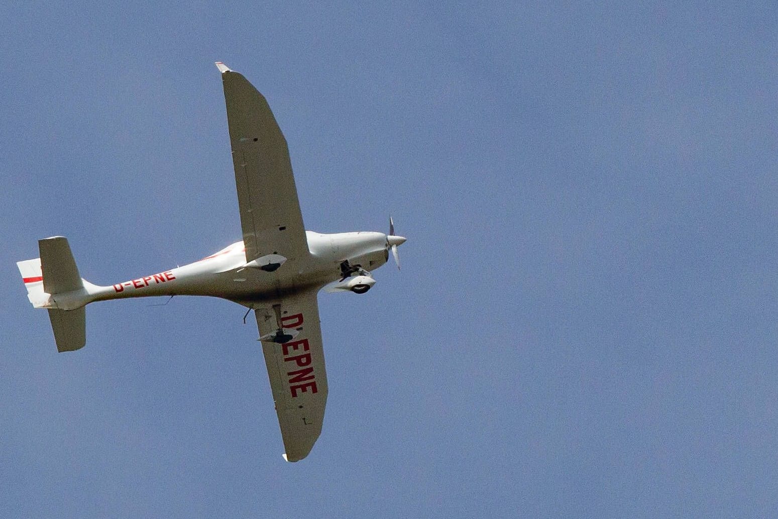 Kleinflugzeug (Symbolbild): Im Odenwald ist ein Mann bei einem Flugzeugabsturz gestorben.